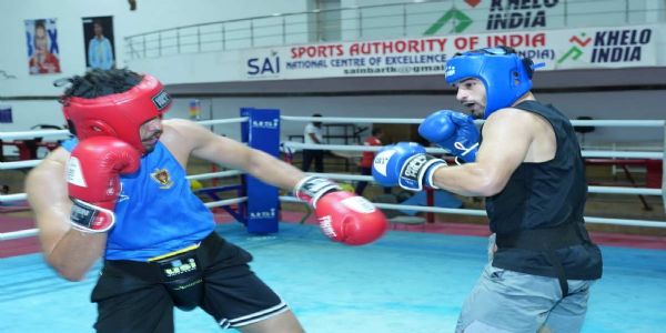 प्रशिक्षण करते मुक्केबाज प्रशिक्षण करते मुक्केबाज