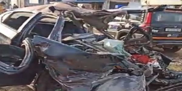 मुरादाबाद के थाना मुंडा पांडे क्षेत्र में हादसे के बाद क्षतिग्रस्त कार। मुरादाबाद के थाना मुंडा पांडे क्षेत्र में हादसे के बाद क्षतिग्रस्त कार।