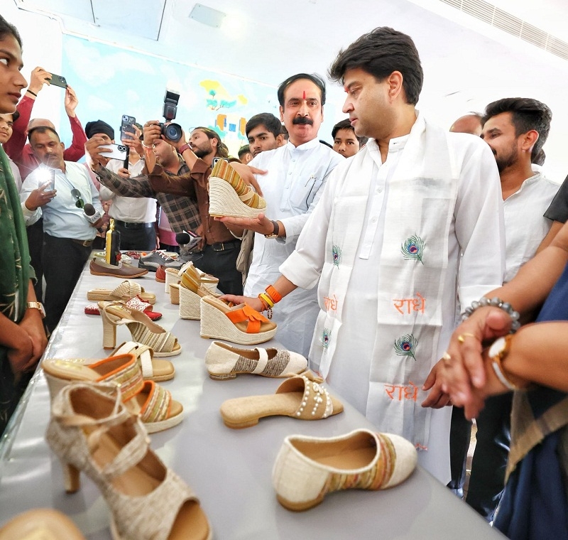 केंद्रीय मंत्री सिंधिया ने किया फुटवियर डिजाइन एंड डेवलपमेंट इंस्टीट्यूट का भ्रमण