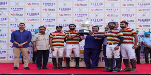 ट्रॉफी के साथ जयपुर की पोलो टीम ट्रॉफी के साथ जयपुर की पोलो टीम