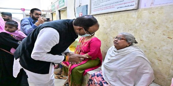 (अपडेट) मास्क लगाकर चिनहट सीएचसी पहुंचे उपमुख्यमंत्री ब्रजेश पाठक, गंदगी देख भड़के