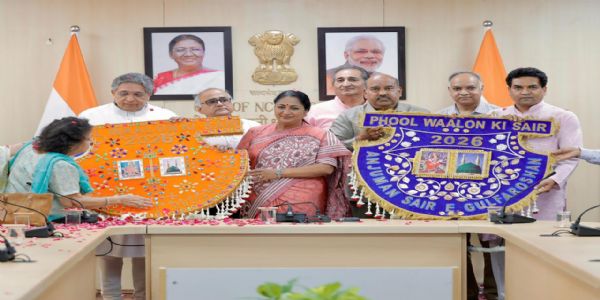 अंजुमन सैर-ए-गुल फरोशां के सदस्यों ने मुख्यमंत्री का पारंपरिक पुष्प पंख भेंटकर किया अभिनंदन