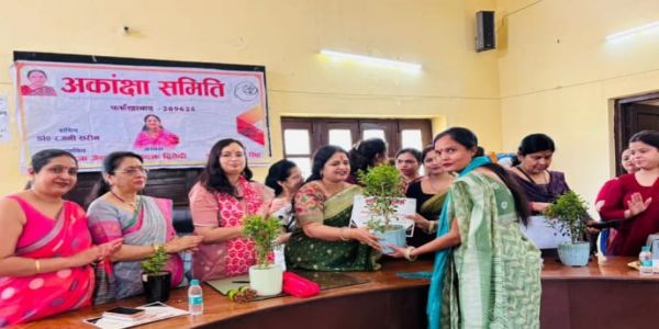 फर्रुखाबाद : समाज में सराहनीय कार्य करने वाली महिलाएं काे संस्था ने किया सम्मानित