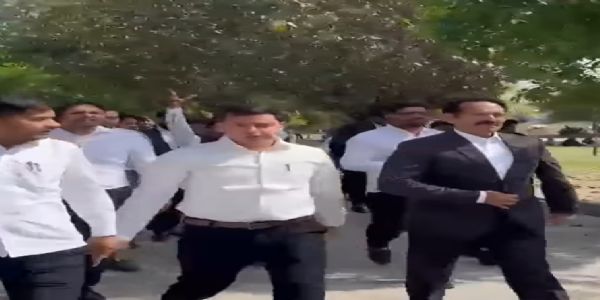 अधिवक्ता के साथ मारपीट के विरोध में वकीलों ने किया कार्य बहिष्कार, कोर्ट परिसर से पुलिसकर्मियों को भगाया