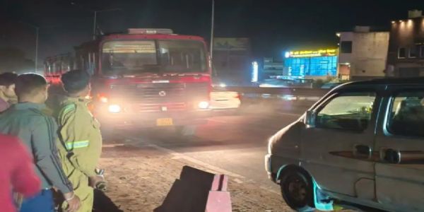 हाइवे पर दौड़ती ईको कार में लगी आग, फायर टीम ने पाया काबू, यात्री सुरक्षित