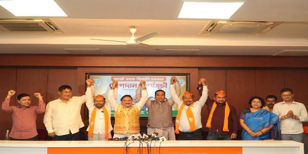 वाजपेयी भवन में चार नेताओं ने थामा भाजपा दामन