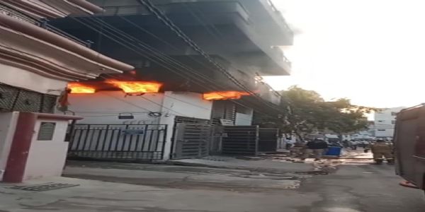 प्रयागराज: कंपनी में लगी आग को दमकल कर्मियों ने बुझाया