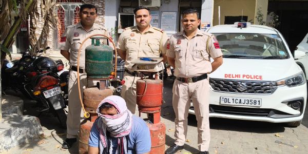 अवैध रिफिलिंग करते दुकानदार गिरफ्तार