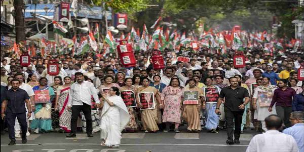 एलपीजी की कीमतों में बढ़ोतरी के खिलाफ फिर सड़कों पर उतरीं ममता