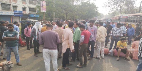 एलपीजी को लेकर फूटा लोगों का गुस्सा, जीटी रोड जाम कर एजेंसी के खिलाफ प्रदर्शन