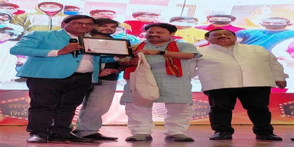 दुलहिनिया नाच नचावे’ के लिए मनोज भावुक को बेस्ट लिरिसिस्ट अवॉर्ड