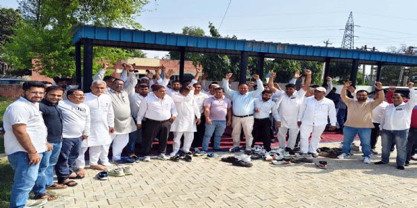 जींद : बिजली निगम कर्मियों ने एसई कार्यालय पर दिया धरना