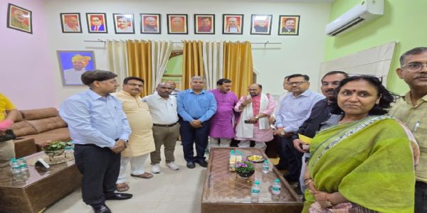 विवि-कालेज के शिक्षक व कर्मचारी नेता उच्च शिक्षा मंत्री से मिले, कैशलेस चिकित्सा सुविधा के लिए जताया आभार