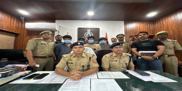 ऑनलाइन डेटिंग ऐप के जाल में फंसा कर लूटपाट करने वाले गिरोह का पर्दाफाश, पांच गिरफ्तार