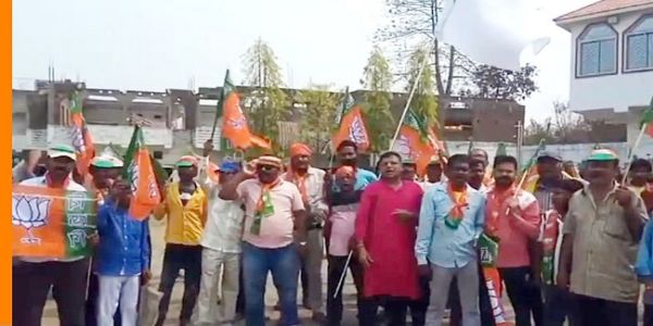बांकुड़ा में भाजपा कार्यकर्ताओं का विधायकों के खिलाफ प्रदर्शन