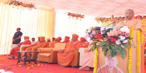 बच्चों को स्मार्टफोन न दें, परिवार के साथ समय बिताएं : योगी आदित्यनाथ