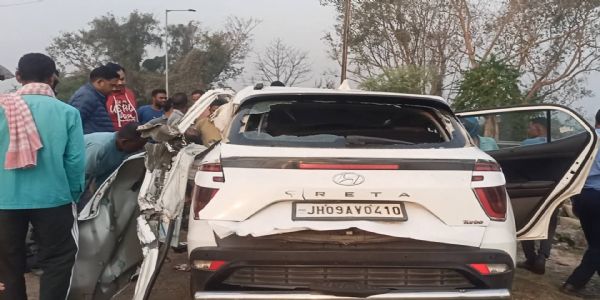 बोकारो में ट्रक-कार की टक्कर में एक व्यक्ति की मौत, एक अन्य गंभीर रूप से घायल