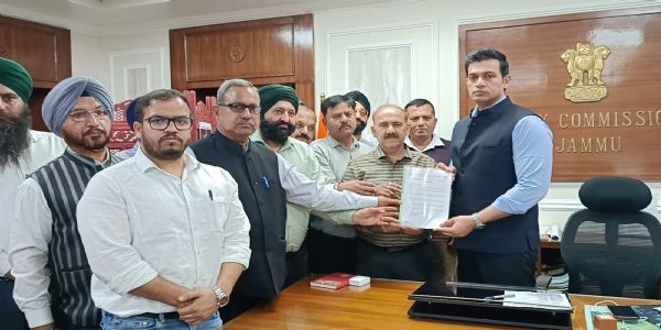 भाजपा ने पेट्रोल की कीमतों में बढ़ोतरी के खिलाफ जम्मू के उपायुक्त को ज्ञापन सौंपा