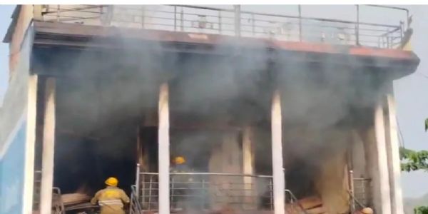 बलिया में किराना स्टोर में लगी आग, मां-बेटे की जल कर मौत , जान बचाने छत से कूदा पिता घायल