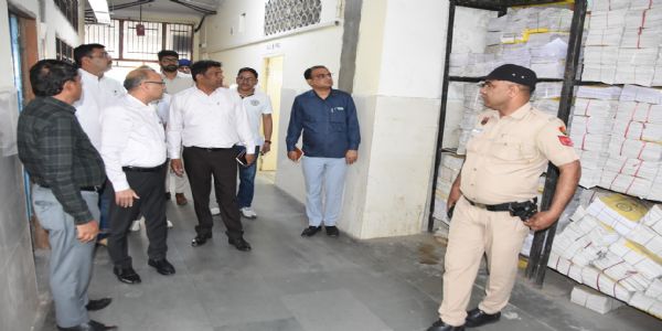 फतेहाबाद : डीसी डॉ. विवेक भारती ने एसडीएम, तहसील व ट्रेजरी कार्यालयों का किया निरीक्षण