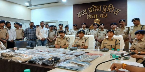 धार : नकली इनकम टैक्स अफसर बनकर डकैती करने वाला गिरोह बेनकाब, 8 गिरफ्तार