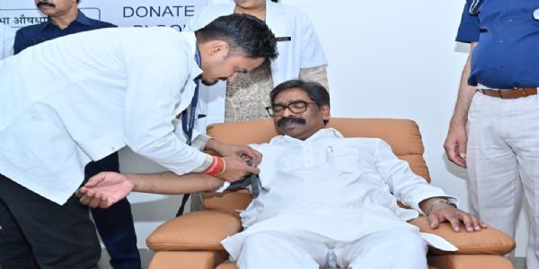 झारखंड विधानसभा में स्वैच्छिक रक्तदान शिविर, मुख्यमंत्री हेमंत सोरेन ने रक्तदान कर किया शुभारंभ