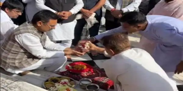 हरियाणा के स्पीकर ने किया माता के अस्थिपुष्पों का गंगा में विसर्जन