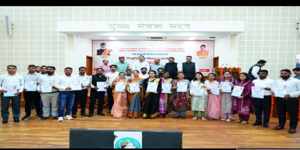 मुख्यमंत्री ने 63 सफाई निरीक्षकों को सौंपे नियुक्ति पत्र