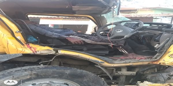 अनियंत्रित डंपर दुकान में ठोकर मार पलटी, चालक की मौत
