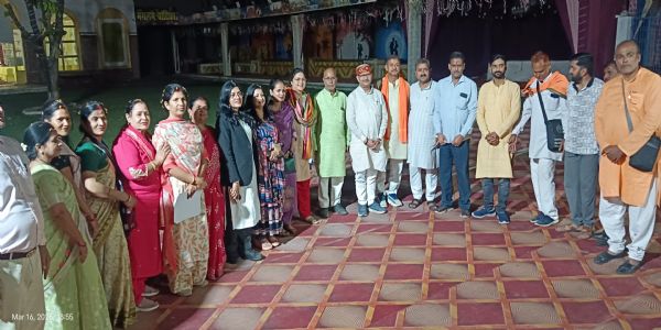 वाराणसी: गुलाबबाड़ी कार्यक्रम में स्वदेशी जागरण मंच के कार्यकर्ता झूमे, फूलों से खेली होली