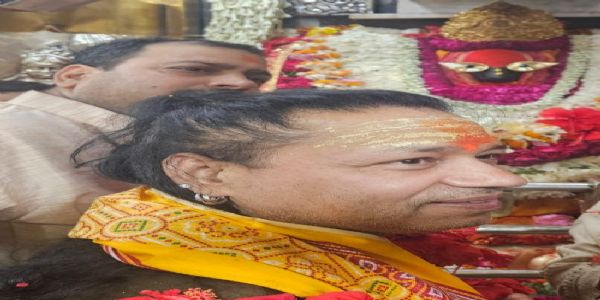 बॉलीवुड गायक कैलाश खेर ने किए मां विंध्यवासिनी के दर्शन, पूजा-अर्चना कर मांगा आशीर्वाद