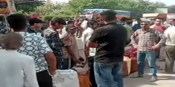 फरीदाबाद : गैस एजेंसियों के बाहर लगी कतारें, पर्ची कटने पर भी नहीं मिल रहा सिलेंडर