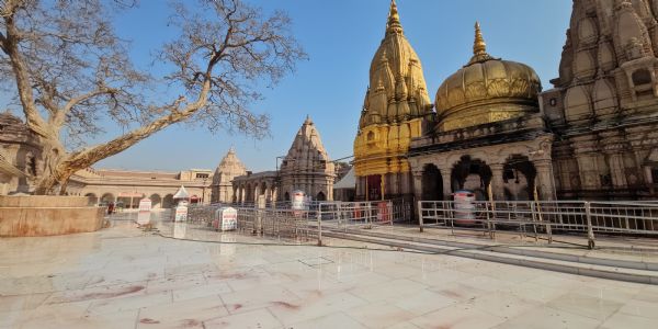 श्री काशी विश्वनाथ मंदिर में तल्ख धूप में भी दर्शन पूजन के लिए उमड़ रहे लाखों श्रद्धालु