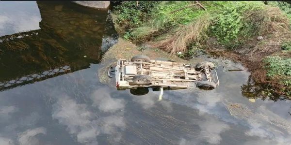 पुल की रेलिंग तोड़कर नदी में गिरी बोलेरो,चालक की मौत