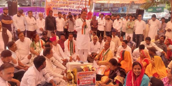 गैस संकट पर केंद्र सरकार के खिलाफ काली पट्टी बांध कर कांग्रेस नेताओं ने किया मौन सत्याग्रह