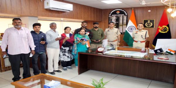 फतेहाबाद साइबर पुलिस ने सात गुम मोबाइल फोन किए रिकवर, लोगों के चेहरों पर लौटी मुस्कान