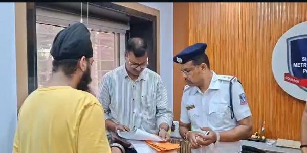 पुलिस ने चोरी और गुम हुए मोबाइल फोन बरामद कर मालिकों को लौटाए