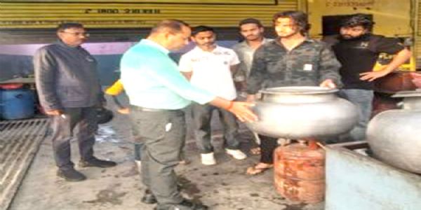 घरेलू गैस सिलेंडरों के व्यवसायिक उपयोग पर प्रशासन की कार्रवाई, 10 सिलेंडर जब्त