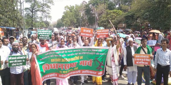 झारखंड आंदोलनकारियों ने मांगों को लेकर किया विधानसभा के समक्ष प्रदर्शन