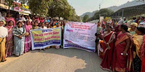 मानदेय-नियमितीकरण की मांग को लेकर ‘बिहान’ की महिलाओं का अनिश्चितकालीन हड़ताल