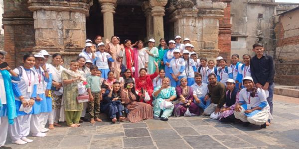 शिवरीनारायण में विद्यार्थियों ने किए भगवान के दर्शन, मठ में मिला जगन्नाथ प्रसाद