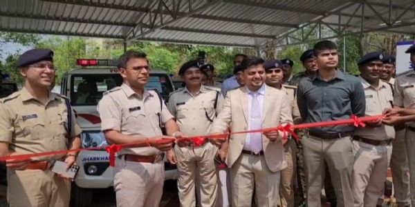 धनबाद पुलिस को मिले नए वाहन, उपायुक्त और एसएसपी ने दिखाई हरी झंडी