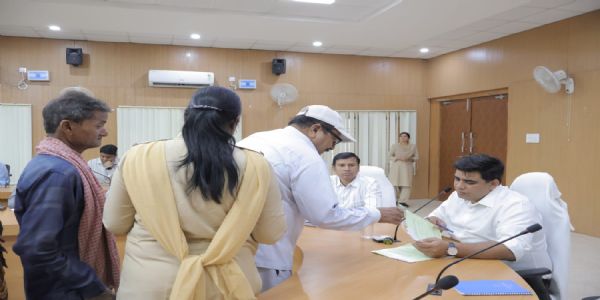 जनदर्शन में कोरबा कलेक्टर ने सुनीं आमजन की समस्याएं, 130 आवेदनों के त्वरित निराकरण के दिए निर्देश