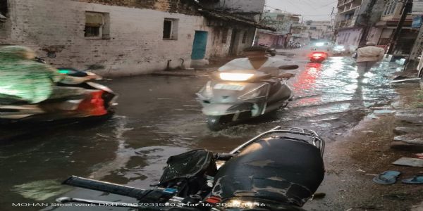 मौसम का बदला मिजाज: तेज हवा, गरज-चमक और ओलों के साथ हुई बारिश