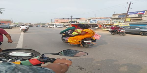 ट्रैफिक नियमों की अनदेखी से बढ़ रहा सड़क हादसों का खतरा, बिना हेलमेट कई सवार लेकर चल रहे वाहन