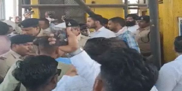 मप्र के भिंड में रोड नहीं तो टोल नहीं आंदोलन शुरू, हाईवे चौड़ीकरण की मांग को लेकर टोल प्लाजा पर हंगामा