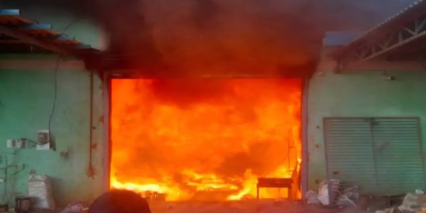 आइसक्रीम कारखाने में आग लगाने मशीनरी और कच्चा माल जलकर ख़ाक