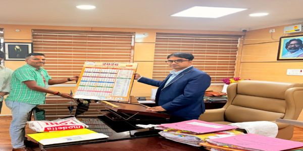 डाक विभाग ने डीसी और एसपी को दी योजनाओं की जानकारी