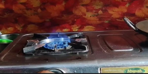 गोबर गैस से जल रहे चूल्हे: औरैया के परवाह गांव ने पेश की आत्मनिर्भरता की मिसाल