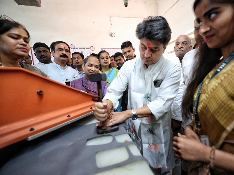 केंद्रीय मंत्री सिंधिया ने किया फुटवियर डिजाइन एंड डेवलपमेंट इंस्टीट्यूट का भ्रमण